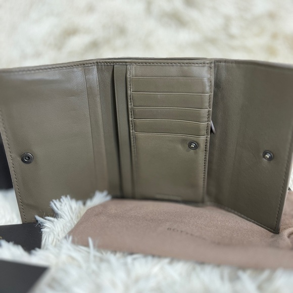 Sold Authentic BOTTEGA VENETA Intrecciato Leather medium trifold wallet in brown - Picture 7 of 12